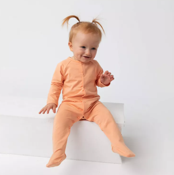 piżama dla niemowlaka w kolorze brzoskwiniowym